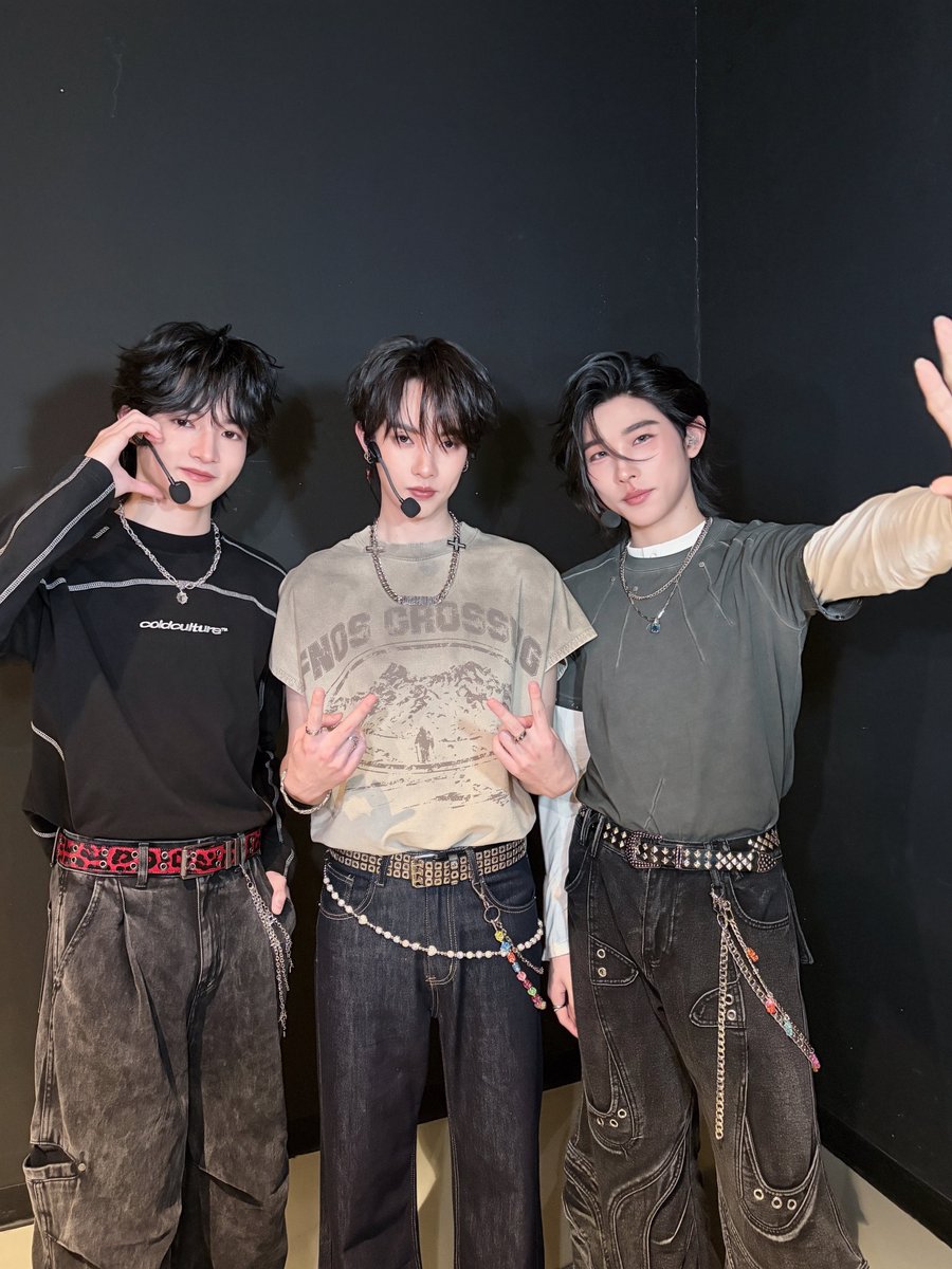 DomundiTV's tweet photo. “ฟีฟ่า” “รีออน” และ “เท็ดดี้” จาก “DMD TRAINEE” ร่วมโชว์สุดพิเศษในงาน FEED X KHAOSOD AWARDS 2026 ✨

รับชม Live ได้ทาง
🔗: https://t.co/Qgksa0Nl6D

@Fifa_thanut @imreeonn
@teddyyy_____s
#FEEDxKHAOSODAwards2026 https://t.co/bt1tyKaGvE