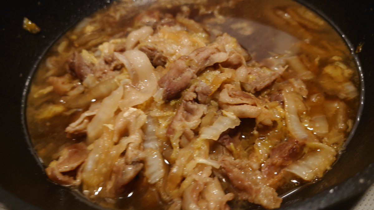 Yugendo's tweet photo. 今日のおかずは白菜と豚肉の黒酢旨煮。豚肉をメイラードするまで焼いてから細切りにした白菜をどっさり乗せて、上になんかええ感じにかんたん黒酢とかザラメとかオイスターソースとかかけて蓋をして15分中火で加熱した。仕上げにごま油ひとまわし。米が飲める旨さ https://t.co/FyKBk7x8XC