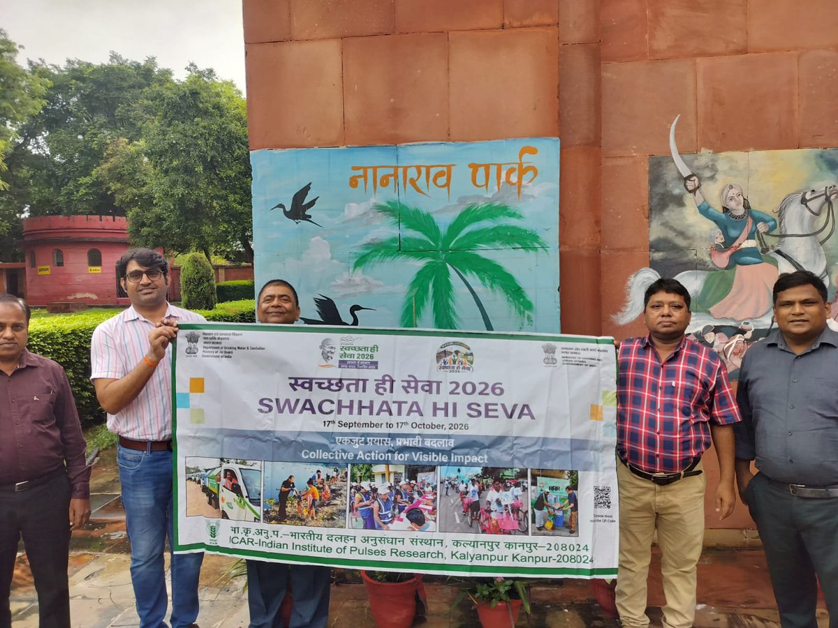 IcarIipr's tweet photo. स्वच्छता ही सेवा कार्यक्रम 2026 के अंतर्गत आज दिनांक 27.09.2026 को विश्व पर्यटन दिवस के अवसर पर  भा. कृ. अनु. प. - भारतीय दलहन अनुसंधान संस्थान, कानपुर के अधिकारियों एवं कर्मचारियों द्वारा  कानपूर के प्रसिद्ध पर्यटन स्थल बिठूर में स्वच्छता कार्यक्रम आयोजित किया गया। बिठूर के गंगा घाट पर उपस्थित पर्यटकों को  सुसंस्कृत व्यवहार के प्रति जागरूक किया गया  और अपने आसपास के समुदाय और पर्यावरण के प्रति जिम्मेदार बनने  के लिए  प्रेरित किया गया। उन्हें बताया गया कि  सार्वजनिक स्थानो जैसे सड़कें, पार्क, और परिवहन के  नियमों का पालन करें, दूसरों के अधिकारों का ध्यान रखें और छोटे छोटे कार्यों (जैसे कचरे को कूड़ेदान में फेंकना, ट्रैफिक सिग्नल का पालन करना, और शोर-शराबे से बचन)  द्वारा सामाजिक समरसता और सौंदर्य को बनाये रखें।
#SHS2026 #SwachhataHiSeva2026