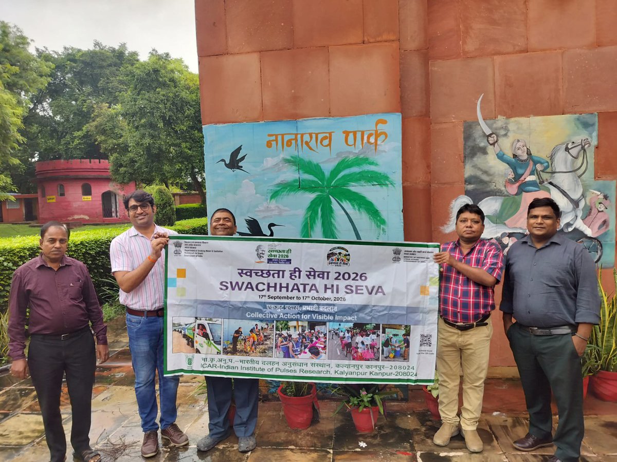 IcarIipr's tweet photo. स्वच्छता ही सेवा कार्यक्रम 2026 के अंतर्गत आज दिनांक 27.09.2026 को विश्व पर्यटन दिवस के अवसर पर  भा. कृ. अनु. प. - भारतीय दलहन अनुसंधान संस्थान, कानपुर के अधिकारियों एवं कर्मचारियों द्वारा  कानपूर के प्रसिद्ध पर्यटन स्थल बिठूर में स्वच्छता कार्यक्रम आयोजित किया गया। बिठूर के गंगा घाट पर उपस्थित पर्यटकों को  सुसंस्कृत व्यवहार के प्रति जागरूक किया गया  और अपने आसपास के समुदाय और पर्यावरण के प्रति जिम्मेदार बनने  के लिए  प्रेरित किया गया। उन्हें बताया गया कि  सार्वजनिक स्थानो जैसे सड़कें, पार्क, और परिवहन के  नियमों का पालन करें, दूसरों के अधिकारों का ध्यान रखें और छोटे छोटे कार्यों (जैसे कचरे को कूड़ेदान में फेंकना, ट्रैफिक सिग्नल का पालन करना, और शोर-शराबे से बचन)  द्वारा सामाजिक समरसता और सौंदर्य को बनाये रखें।
#SHS2026 #SwachhataHiSeva2026