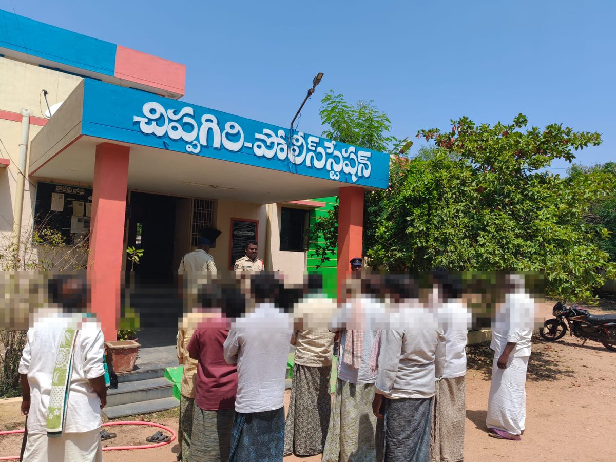 PoliceKurnool's tweet photo. కర్నూలు ఎస్పీ శ్రీ విక్రాంత్ పాటిల్ ఐపియస్ గారి ఆదేశాల మేరకు కర్నూలు పోలీసులు రౌడీ షీటర్ల కు కౌన్సిలింగ్ నిర్వహించారు.
నేర ప్రవృత్తికి స్వస్తి పలకాలని, చట్ట వ్యతిరేక కార్యకలాపాలకు దూరంగా ఉండాలని హెచ్చరించారు.
#APPOLICE100 #AndhraPradeshPolice #PoliceKurnool #APPolice https://t.co/BaRzZGpu49