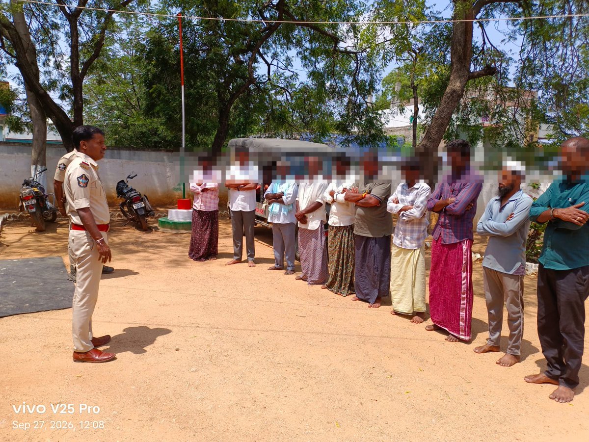 PoliceKurnool's tweet photo. కర్నూలు ఎస్పీ శ్రీ విక్రాంత్ పాటిల్ ఐపియస్ గారి ఆదేశాల మేరకు కర్నూలు పోలీసులు రౌడీ షీటర్ల కు కౌన్సిలింగ్ నిర్వహించారు.
నేర ప్రవృత్తికి స్వస్తి పలకాలని, చట్ట వ్యతిరేక కార్యకలాపాలకు దూరంగా ఉండాలని హెచ్చరించారు.
#APPOLICE100 #AndhraPradeshPolice #PoliceKurnool #APPolice https://t.co/BaRzZGpu49