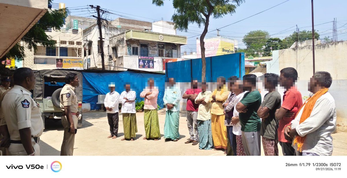 PoliceKurnool's tweet photo. కర్నూలు ఎస్పీ శ్రీ విక్రాంత్ పాటిల్ ఐపియస్ గారి ఆదేశాల మేరకు కర్నూలు పోలీసులు రౌడీ షీటర్ల కు కౌన్సిలింగ్ నిర్వహించారు.
నేర ప్రవృత్తికి స్వస్తి పలకాలని, చట్ట వ్యతిరేక కార్యకలాపాలకు దూరంగా ఉండాలని హెచ్చరించారు.
#APPOLICE100 #AndhraPradeshPolice #PoliceKurnool #APPolice https://t.co/BaRzZGpu49