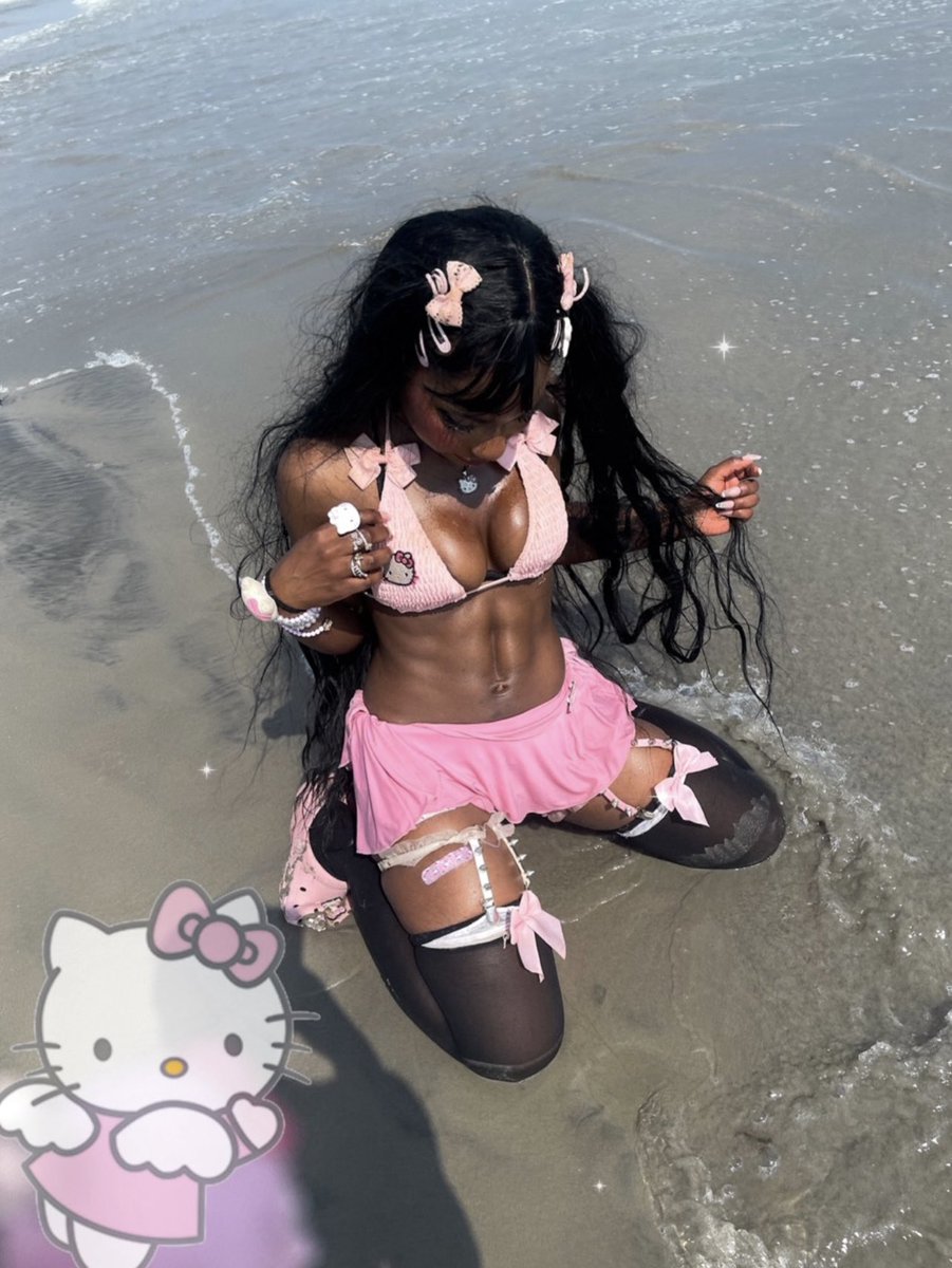 pinkholi's tweet photo. Buff mermaid 🎀💪🏿 https://t.co/Ngfd48uA30