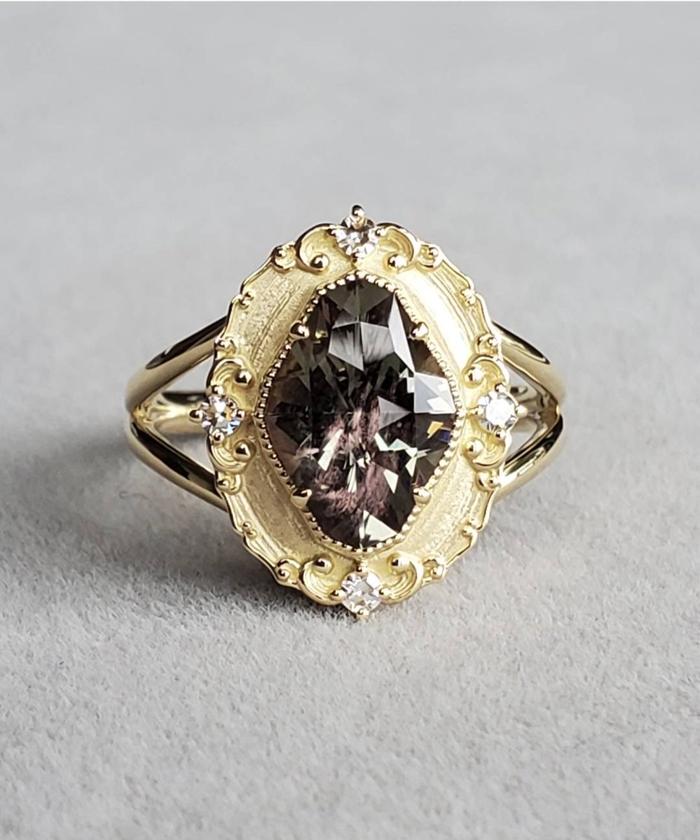 idea_jewelry's tweet photo. 絵画にとっ���額縁は、 ただ作品を囲う為ではなく、 その魅力を引き立て、世界観を完成させるもの
そんな「額縁」の役割を、リングに💍
主役は中央の一石 周囲の装飾は、その美しさを引き立てるためのもの 石の魅力を引き出し、ひとつの作品として完成させる。
そんな想いから生まれたデザインです https://t.co/yM4SqCWs9q