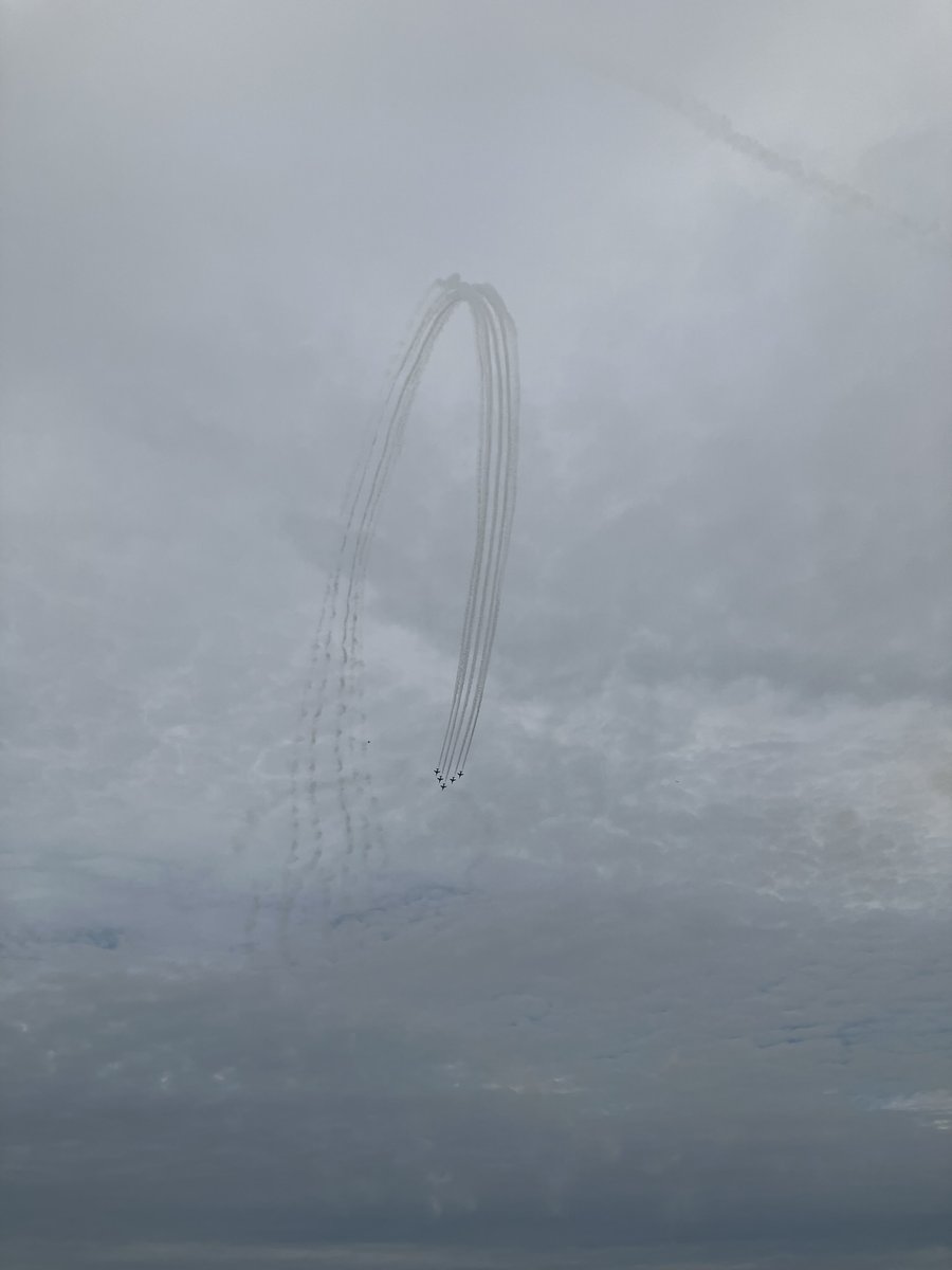 nyao4's tweet photo. #令和８年度小松基地航空祭　行ってきた。
入場に時間がかかったので、早めの時間の展示飛行は見にくい状態でしたが。

４月に新潟県小千谷市に、ブルーインパルスが飛んできてくれたけど、本番は見れなかったんだよねぇ。

けど、今回迫力のある飛行を見れてよかった。

今回、なにより雨が降らなかったのが良かったなぁ。
私的に最大の功労者が、７月に買った、てるてる坊主。
小松航空祭は晴れてほしいという思いで買ったけど、直前の悪い天気予報をはねのけてくれた（気がする）

入間航空祭もよろしく（欲深いｗ）