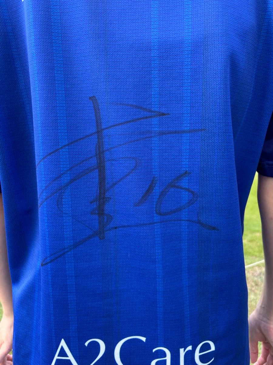 shime623_yu's tweet photo. トレーニングマッチに行ってきました！
試合出た選手しかファンサないって書いてたから、吉岡くん無理なんだろうなぁて思ってたのに！！！笑顔で来てくれた！！嬉しい！！！！！🥹🫶💙@eskmy16 
サインと写真ありがとうございました✨ https://t.co/zX7Wo0YHr6