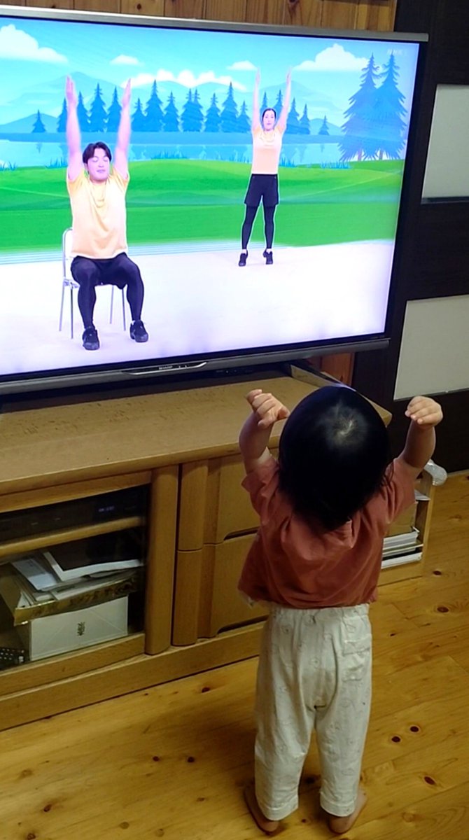 yu_uen's tweet photo. 下の子が2歳になった。ラジオ体操にドハマり中。
ラジオ体操まだか！ラジオ体操もう終わったんか！まだしたい！の毎日。

お主、ハマったら抜け出せんタイプでござるな( ´,_ゝ`) https://t.co/5UKS4tdfLf