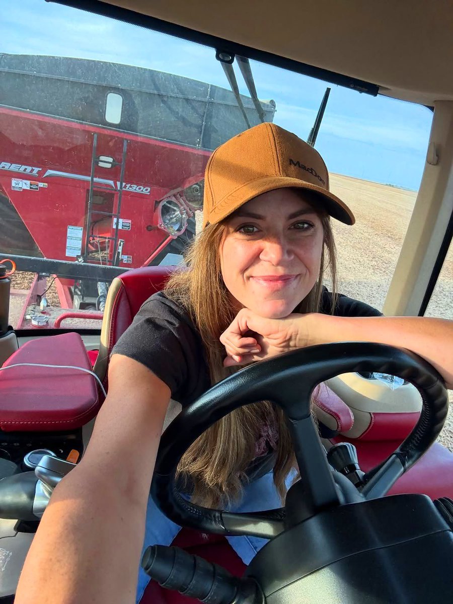 JojoSnow6n's tweet photo. Who love a farm girl ? https://t.co/wOa1T3KypX