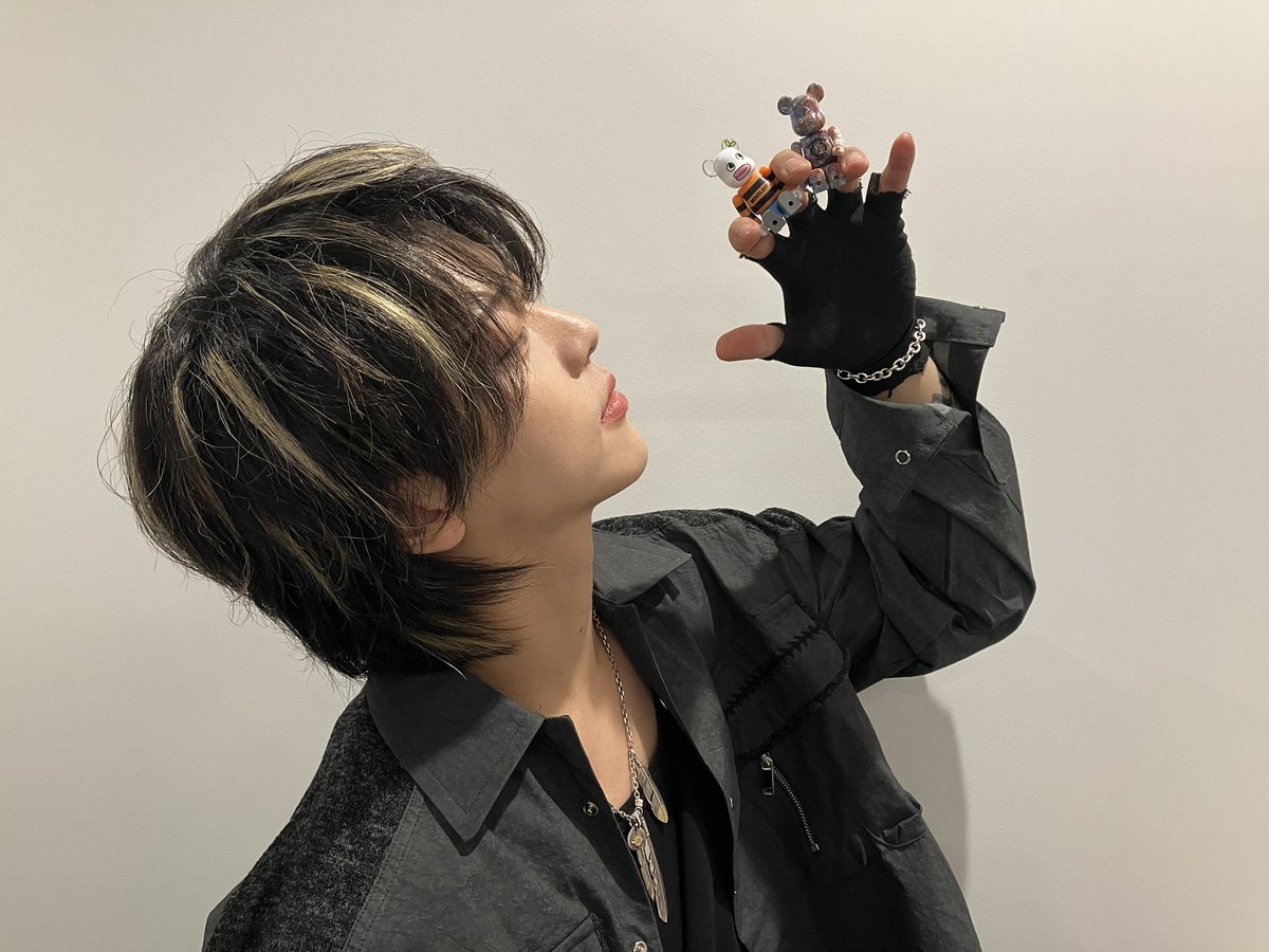 NOVELCITY_jp's tweet photo. 【コラボグッズ紹介✨】
Novelbright× BE@RBRICK 100% 2pcs set

会場販売・EC販売でゲットできるからチェックしてや〜🤩

ぜひライブに連れきてな〜！🌱

詳しくこちら🔻
https://t.co/RbydZT6fgI https://t.co/8KoA74p98X