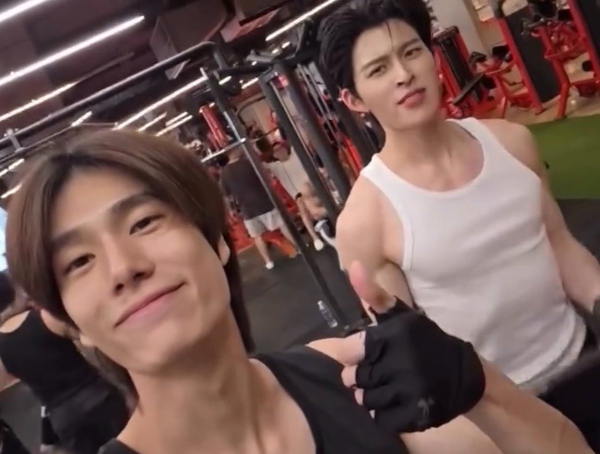 seetheright_1's tweet photo. มีแฟนที่หล่อขนาดนี้พาไปยิม เปนนี่นี่ก็อวด แล้วแต่งชุดเป็นคู่เกินอะ เข้าใจพุวินทุกอย่าง https://t.co/s6LqrzuH6u