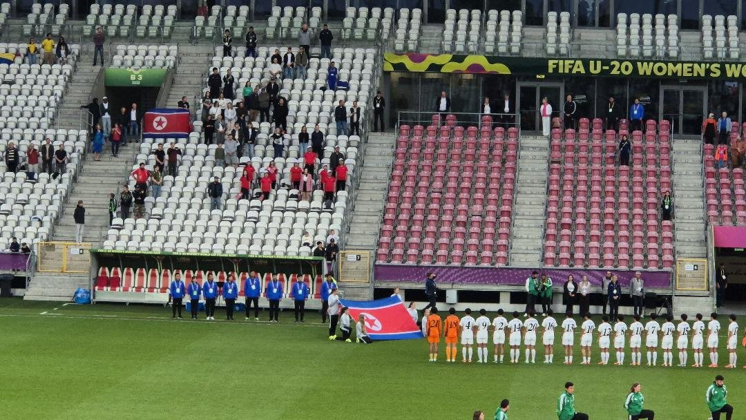 PIDS_PL's tweet photo. Piłkarki z Korei Płn. 🇰🇵 powalczą dziś o kolejne mistrzostwo świata do lat 20.
Co stoi za sukcesem młodzieżowych drużyn z Korei?
Dlaczego w piłce seniorskiej Koreanki nie odnoszą już takich sukcesów?
Do kogo należą północnokoreańskie kluby?

Zapraszamy: https://t.co/afbOwRrfAh https://t.co/NrfkNntfKi