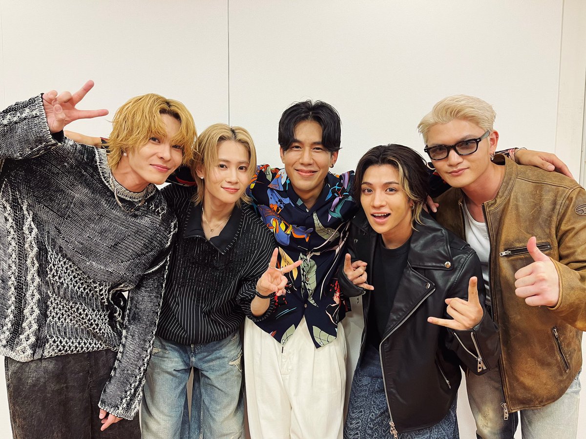 uebochan's tweet photo. LDH と３本のギター

WOLF HOWL HARMONYの皆さんと。また是非やりたいです！

ありがとうございました🎸

#LDHと3本のギター 
@WOLFHOWLHARMONY https://t.co/RhXE8CJ1s3