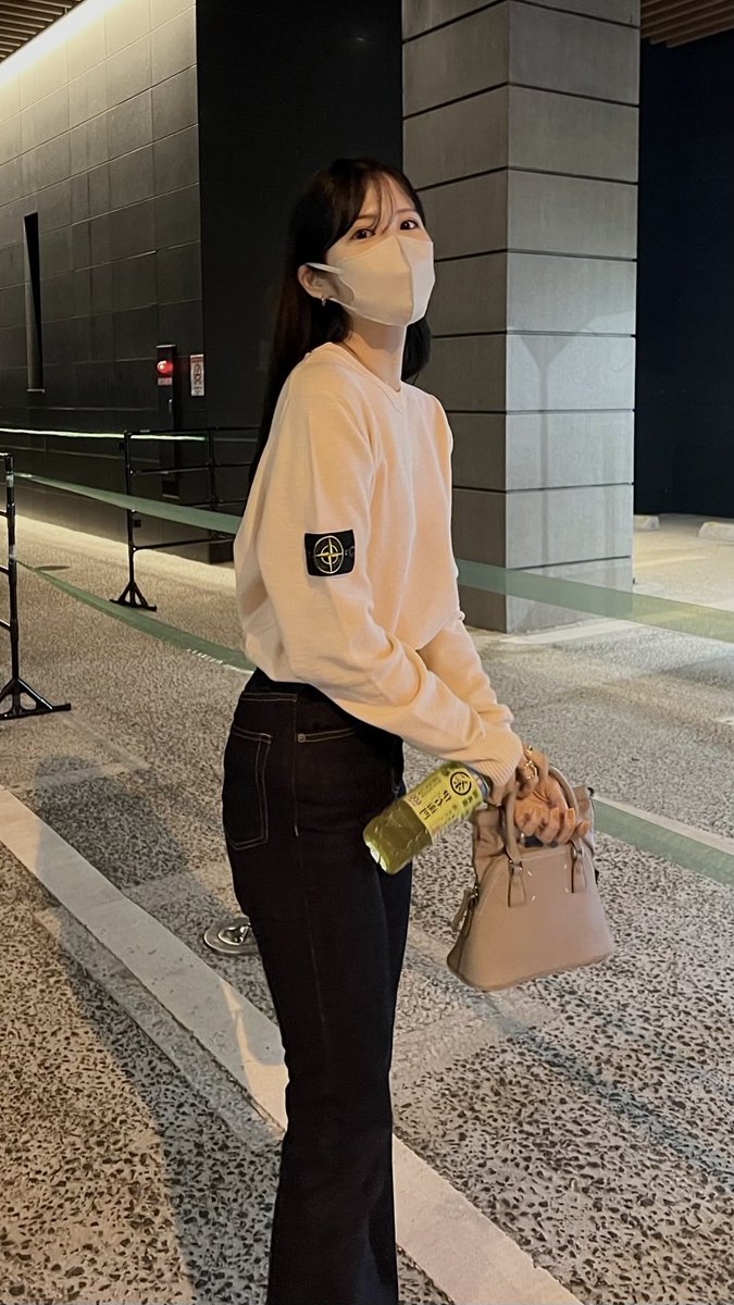 __minastagram__'s tweet photo. ちなみにスウェットじゃなくて、ニットの方だとより綺麗めに着れてすきです🙃💎 https://t.co/7v5ghOuyOw