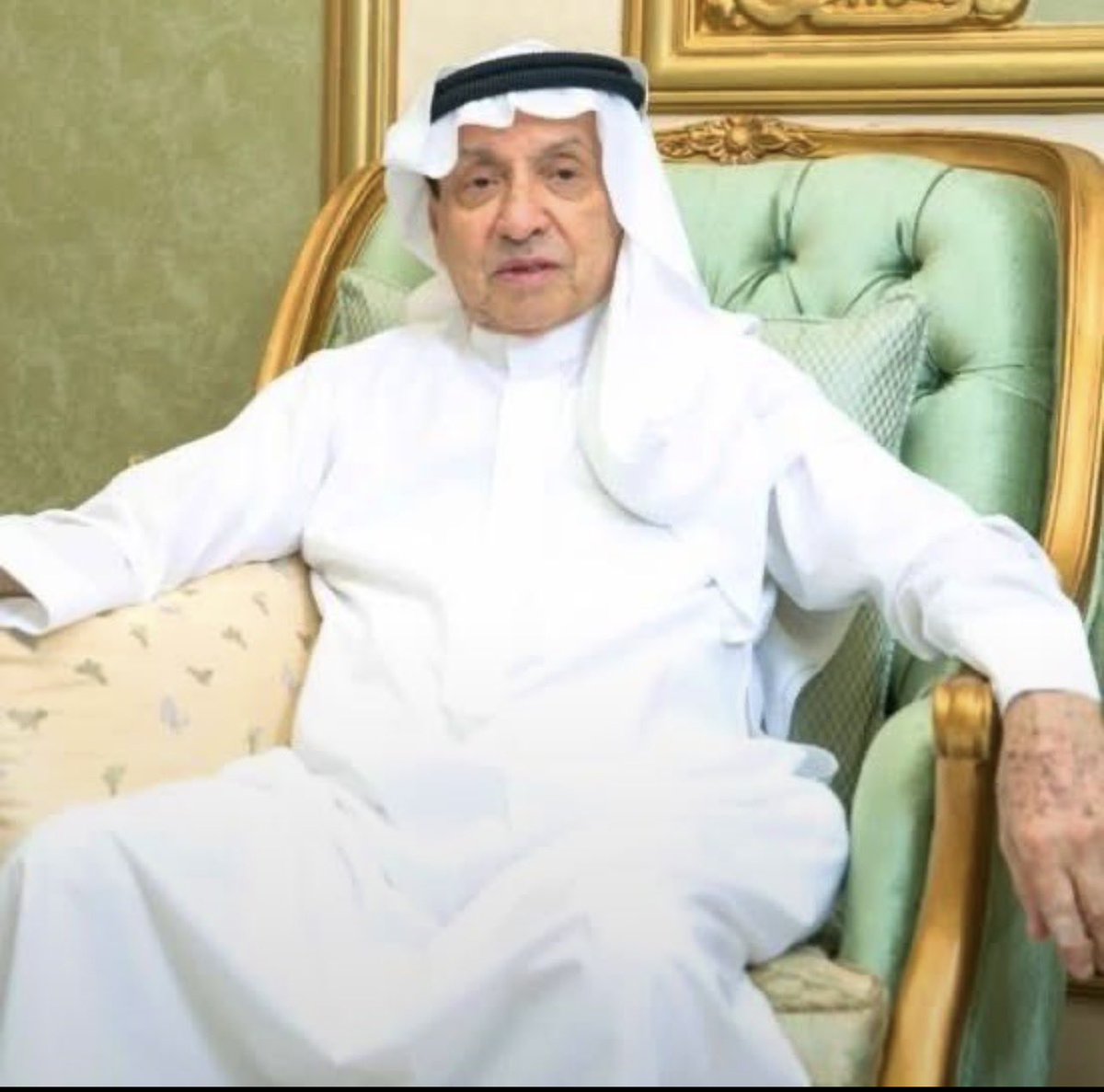 sulaimanhuthail's tweet photo. رحل عنا دره من درر رجالات عنيزه..
الحبيب اللبيب ..
محمد بن عبدالرحمن الصالح السليم رحل من كان ..
بمثابة..الأخ  الكبير وألاب الروحي
 رحل الرجل..
 العظيم الذي جمع هيبة الحياء، وشيمة الكرم، ونبل التسامح. 
والتواضع والتباسط
رجل كان..
 يواجه الدنيا بقلبٍ صابر وابتسامة صادقة حتى في ..
أسوأ حالاته. غاب السند والملاذ، 
للكثير ممن كان يلجأون اليه ..
ليعينهم مادياً ومعنوياً ..
سيبقى أثره الطيب باقٍ في ..
قلوبنا ما حيينا. اللهم ارحمه واجعل الفردوس الأعلى مستقره. 💔
كان رحمة الله..
نقي رجلٌ عاش بالخجل والوقار، 
عاشرته سنين ..
واكتسبت منه الكثير فهو مدرسة 
حياة بكل مافيها ..
اللهم ..
إنّه كان جابراً للخواطر صابراً محسباً، فارحمه برحمتك الواسعة ..
واغسله بالماء والثلج والبرد ونقه من الذنوب والخطايا كما ينقى الثوب الأبيض من الدنس ..
واسكنه الفردوس الأعلى من الجنة 
اللهم آمين 🤲🏻 
وستبقى ذكراك العطره ياابوعبدالرحمن فينا ماحيينا 
إنا لله وإنا إليه راجعون. 🕊️