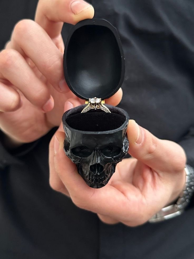 gothicornate_'s tweet photo. a love story with a gothic little twist 💍 https://t.co/ZBoDc7SkvK