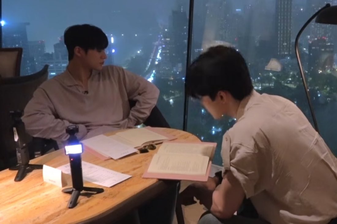 jenolhorpaipawa's tweet photo. คนนึงเลือกเมนู อีกคนรอกินเมนูที่เทอเลือกให้ กุยอมเลยโน่มิน https://t.co/Uju8VGYboN