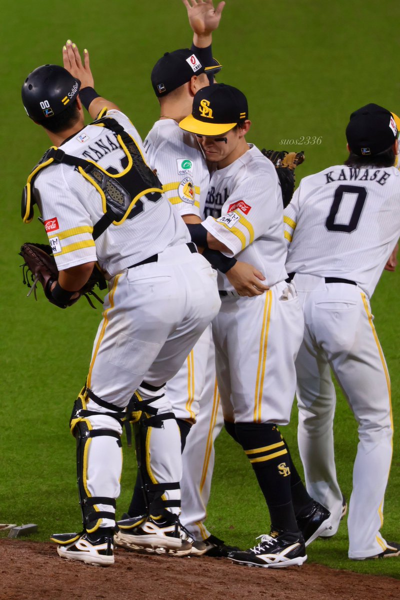 suos2336's tweet photo. ．
試合終了のハイタッチで晃さんに抱きつくマッキー🫶
#sbhawks #ありがとう中村晃
#中村晃 選手 #牧原大成 選手 https://t.co/7nJAc1kVns