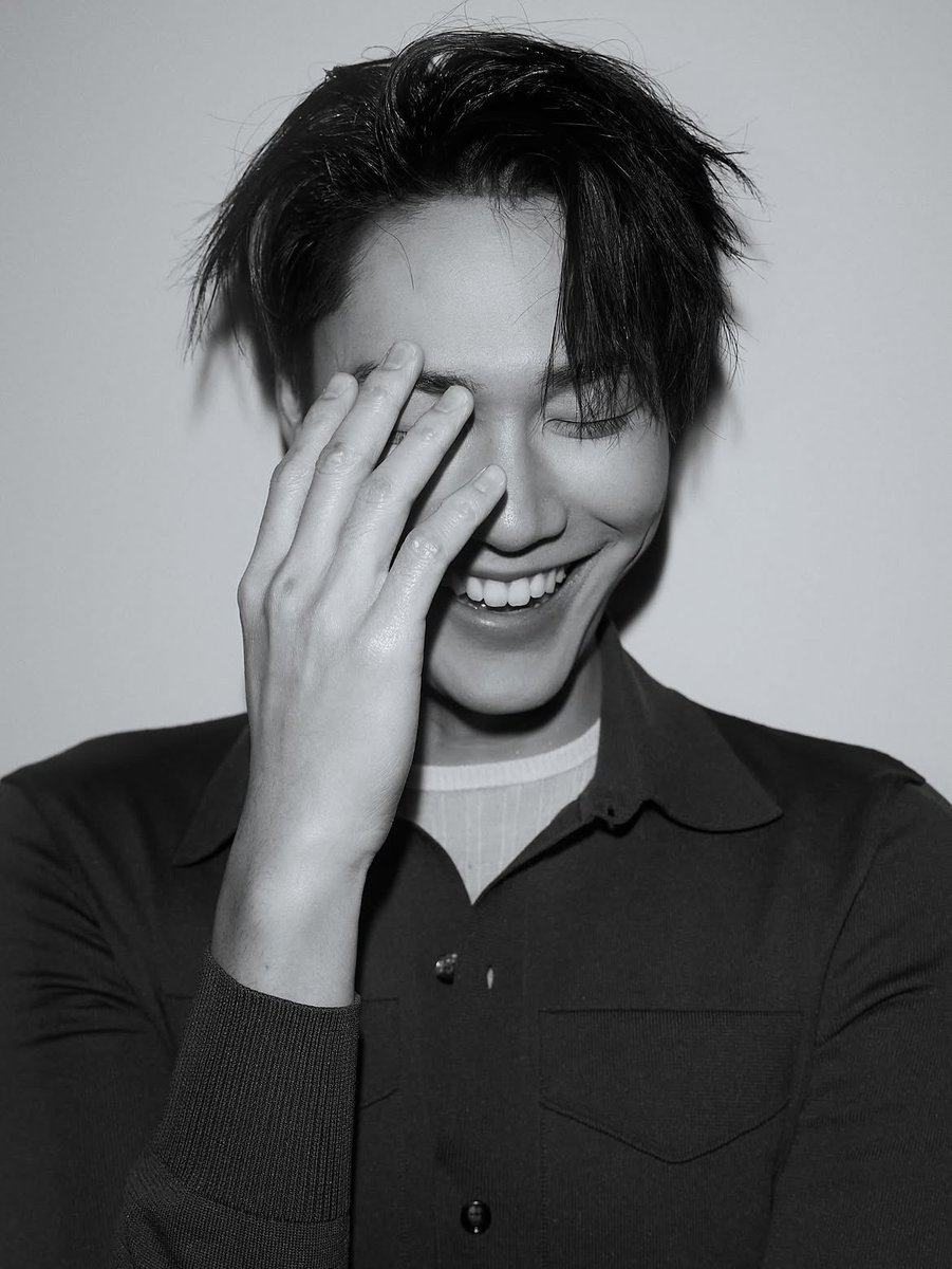 ktondawaytonjm's tweet photo. มิลานอย่าเล่นกับใจกรุงเทพฯ แบบนี้น้า i - i เค้ารักแกไม่ไหวแล้ว หนุ่มตี๋ยิ้มหวาน ลุคเสื้อพอดีตัว โอ้ย หมดทั้งใจให้แกแล้วเจ้าดิว bottega serve มาก อยู่ไม่ไหว ตาปิ้ง ๆ 🌟

#BottegaVenetaSummer2027 
#BottegaVenetaXDew 
#BottegaVeneta #dew_jsu https://t.co/98YMRFJCoc