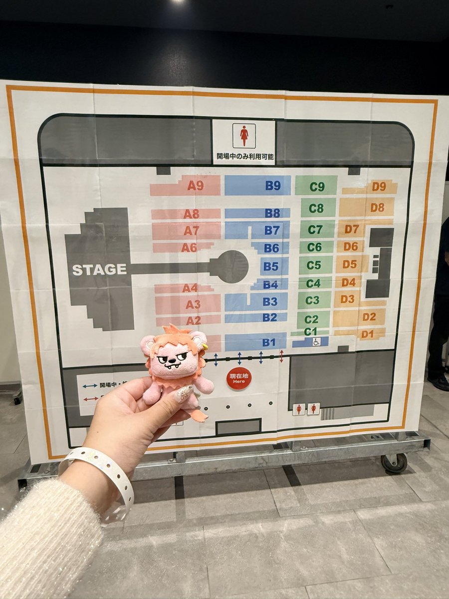 Nago46495's tweet photo. 最初に端っこ来た時すぐにお手振りに指さしくれてその後のトロッコもハート2回も作りあったし、目線も沢山くれた♡
いちにさんニャーが好きでそれして構えてたら塩崎さんくれた😭
バリバリはやちゃん好きなやつな格好してたのに優しかった🥹
楽しかったまた行けるように頑張る 
 #みるくシャカレボ https://t.co/EE2jhYAI5c