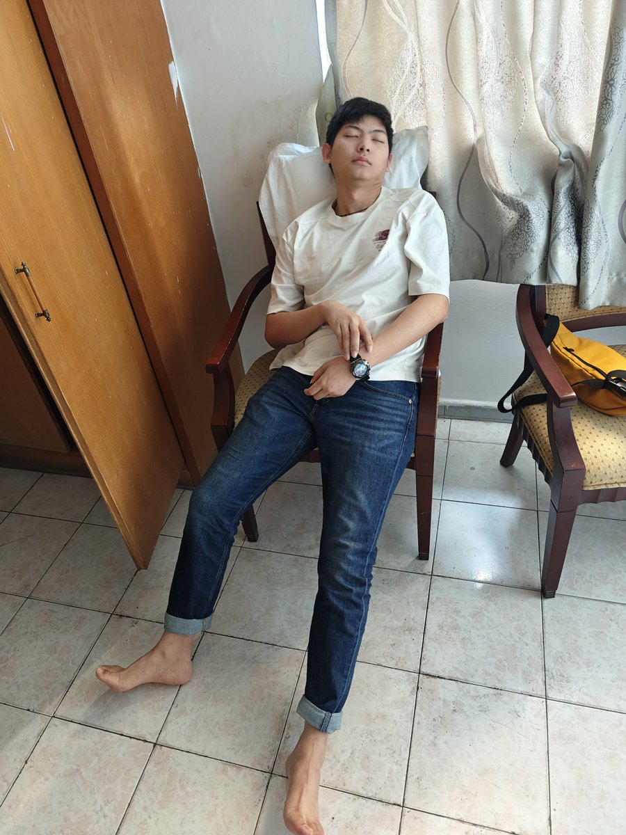 FirefistRusk's tweet photo. 蠢蠢的富二代，少爷平时睡不够，今天可以好好睡了，平时上厕所���要进蹲厕锁门，现在让我看看到底藏的什么宝贝
#迷 #迷直男 #直男 #迷玩 https://t.co/gmXADKvLwN