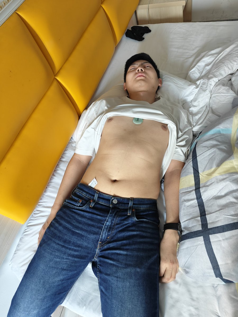 FirefistRusk's tweet photo. 蠢蠢的富二代，少爷平时睡不够，今天可以好好睡了，平时上厕所���要进蹲厕锁门，现在让我看看到底藏的什么宝贝
#迷 #迷直男 #直男 #迷玩 https://t.co/gmXADKvLwN