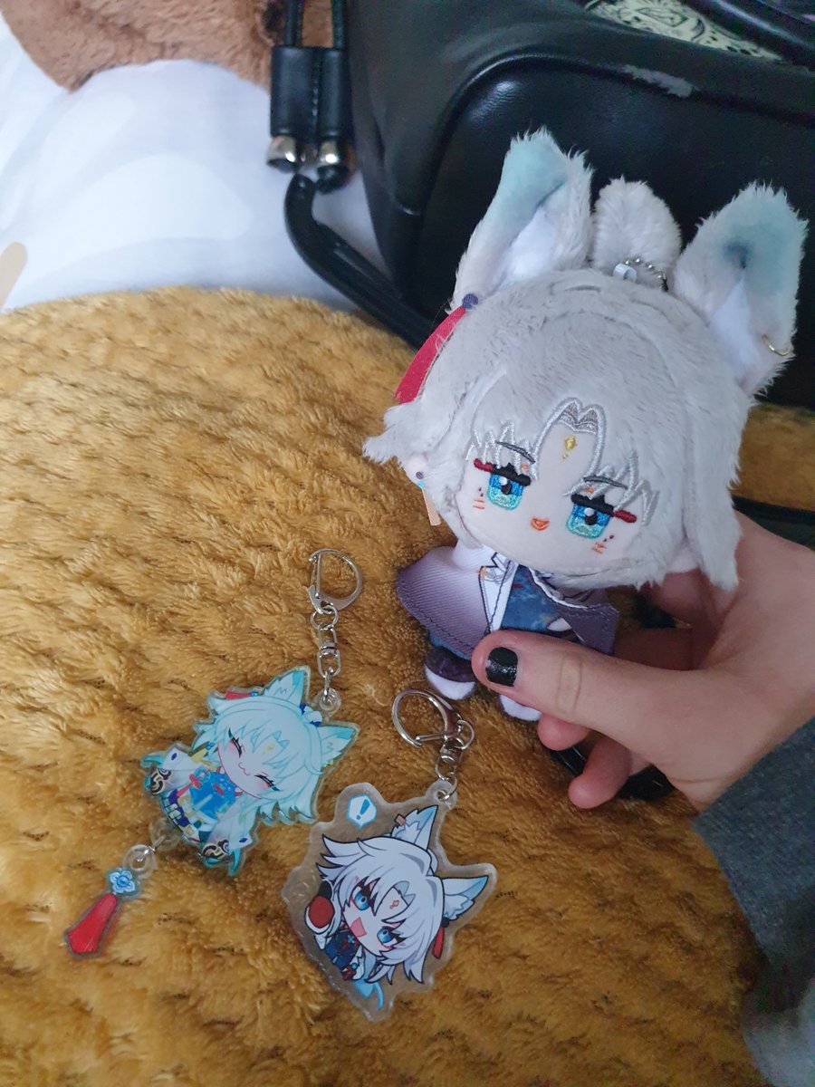 phainonsthighz's tweet photo. happy late international fox day to my sweet foxian feixiao i love her so much https://t.co/s5rCbzYBC5