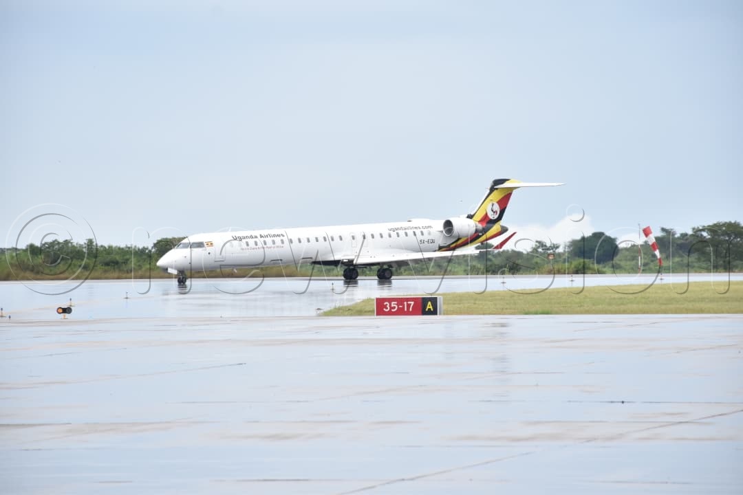 newvisionwire's tweet photo. 𝐇𝐢𝐬𝐭𝐨𝐫𝐲 𝐦𝐚𝐝𝐞 𝐚𝐭 𝐊𝐚𝐛𝐚𝐥𝐞𝐠𝐚 𝐈𝐧𝐭𝐞𝐫𝐧𝐚𝐭𝐢𝐨𝐧𝐚𝐥 𝐀𝐢𝐫𝐩𝐨𝐫𝐭!

The second passenger aircraft has landed at Kabalega International Airport in Hoima, carrying members of the Libya national football team ahead of their 2027 Africa Cup of Nations (AFCON) qualifier against Uganda on Tuesday, September 29.

Uganda will host Libya at Hoima City Stadium, with kick-off scheduled for 7:00 pm. #VisionUpdates 

📸 Simon Peter Tumwine