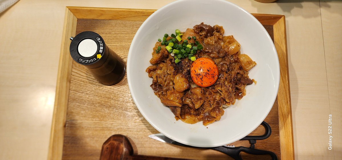 araragikei777's tweet photo. 晩御飯
銀座うどん白石立川さんの
和牛肉うどん1200円（税込）

銀座うどんって初めて聞いたんだけど、めっちゃ長いのね。ハサミで切ってくださいッて意味わかったわ。
個人的に好きな味、追い飯（150円）もできるよ！

#らぎらいす https://t.co/gXrC8IRIWk