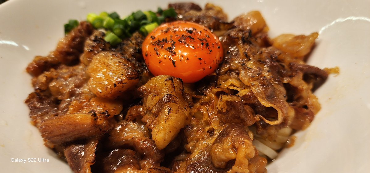 araragikei777's tweet photo. 晩御飯
銀座うどん白石立川さんの
和牛肉うどん1200円（税込）

銀座うどんって初めて聞いたんだけど、めっちゃ長いのね。ハサミで切ってくださいッて意味わかったわ。
個人的に好きな味、追い飯（150円）もできるよ！

#らぎらいす https://t.co/gXrC8IRIWk