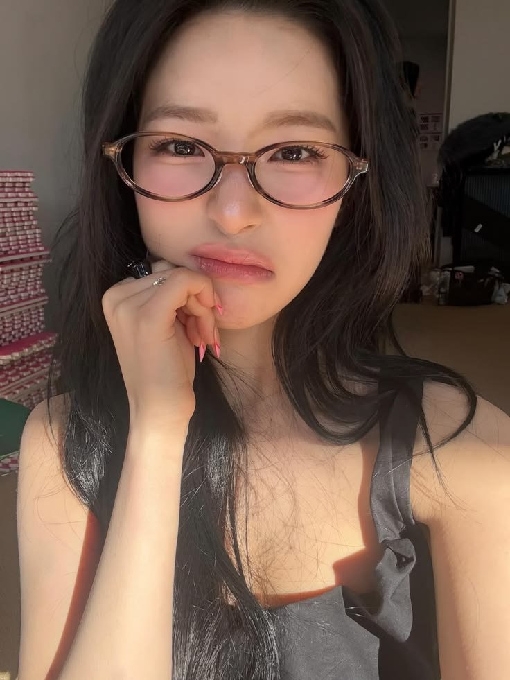 JiheonRiffs's tweet photo. Jadi siapa yang udah bosen liat muka aku hari ini? https://t.co/GRXfENy9DX