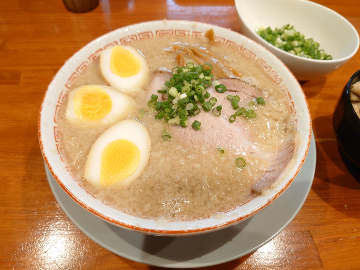 k8a2i8's tweet photo. 2026.09.27   開店待ち！
博多一路
●博多こってり(やわらか)
✦味付玉子🥚、ねぎ(別皿)、
   もつめし
✧替え玉×2 (はかた、ばりかた)

今回もラー友🍜と4人で🤤
今日も全てが最高でした😻
ごちそうさまでした🙏 https://t.co/Igxhe8XzOT