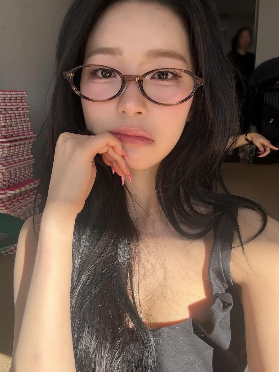 JiheonRiffs's tweet photo. Jadi siapa yang udah bosen liat muka aku hari ini? https://t.co/GRXfENy9DX