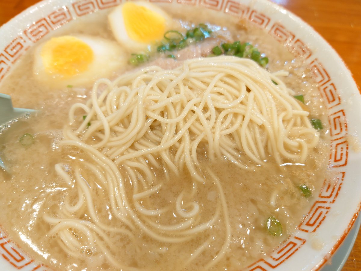 k8a2i8's tweet photo. 2026.09.27   開店待ち！
博多一路
●博多こってり(やわらか)
✦味付玉子🥚、ねぎ(別皿)、
   もつめし
✧替え玉×2 (はかた、ばりかた)

今回もラー友🍜と4人で🤤
今日も全てが最高でした😻
ごちそうさまでした🙏 https://t.co/Igxhe8XzOT