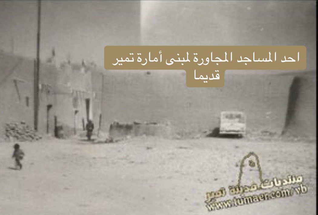 AlSniad's tweet photo. #اليوم_الوطني_السعودي_٩٦ 🇸🇦

من رجالات #الملك_عبدالعزيز
 -طيب الله ثراه-
ثلاثة أمراء خدموا دينهم وملوكهم ووطنهم -رحمهم الله- تنقلوا بين #تمير و #رغبة #البرة؛ لتولي الإمارة في تلك المراكز من بداية عام 1370هـ، وبلدان أخرى في الوطن.
--
ناصر بن محمد بن حمدان الثنيان
وُلد في #المزاحمية عام 1335هـ، ونشأ فيها. التحق بالمجاهدين في عهد الملك عبدالعزيز في 1-9-1355هـ، وعُيّن في إمارة فيضة السر عام 1370هـ، ثم عُيّن في إمارة #الزلفي عام 1375هـ، ثم عُيّن في إمارة أم الجماجم في 8-10-1377هـ.
وفي 4-1-1382هـ عُيّن أميرًا في مدينة تمير، وحتى 15-9-1392هـ، حيث انتقل إلى إمارة البرة حتى 1-5-1395هـ، وبعدها أُحيل إلى التقاعد في 1-7-1395هـ. توفي، يرحمه الله، في 30-10-1411هـ.
---
برجس بن عثمان بن محمد الناصر
وُلد في بلد الزلفي عام 1313هـ، ونشأ فيها، وكان والده من الذين تولوا إمارة الزلفي عام 1339هـ.
كلّفه الأمير عبدالله بن جلوي، بأمر من الملك عبدالعزيز، برئاسة جميع ترحيلات الحكومة من #الأحساء إلى #الرياض، وتحت مسؤوليته، واستمر في هذا العمل حتى نهاية عام 1372هـ، وهي السنة التي تأسست فيها سكة الحديدSAR وبدأت تنقل الترحيلات إلى الرياض، فتوقفت الجمالة.
تولى الإمارة في كلٍّ من #الحريق، ثم نُقل إلى إمارة البرة في 1-11-1386هـ، وبعدها تولى إمارة تمير بعد ناصر الثنيان مدة قصيرة.
توفي، يرحمه الله، في 5-2-1400هـ في مسقط رأسه الزلفي.
---
فهد بن ناصر بن إبراهيم السحيم
وُلد في الرياض، في حي منفوحة، في 1-7-1353هـ، وبدأ عمله مع أخيه عبدالعزيز في #ضرما، ثم في #حوطة_بني_تميم، ثم أصبح أميرًا في #ملهم، ثم في #ريدة، ثم في #تمرة في #السليل، ثم في مدينة تمير عام 1392هـ.
وبعد فترة من الزمن في إمارة مدينة تمير، انتقل إلى رغبة، حيث أصبح أميرًا فيها، وبعدها أُحيل إلى التقاعد، ثم مرض وتوفي، يرحمه الله، في شوال عام 1415هـ.
عبر #كتاب_تمير" #سلسلة_بلادنا للباحث في التاريخ 
محمد عبدالعزيز الفيصل.