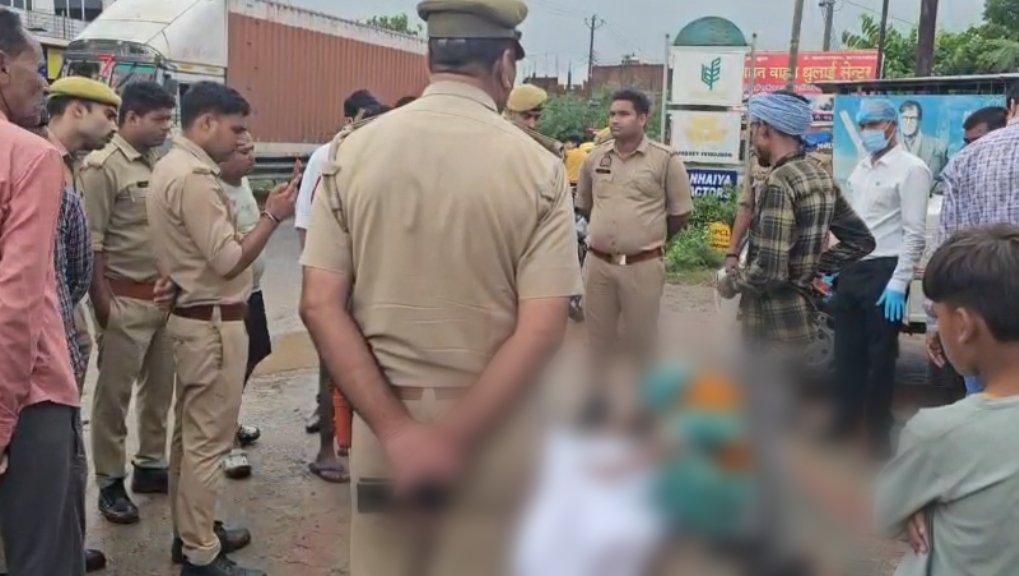 BharatSamvad01's tweet photo. मैनपुरी ब्रेकिंग: भोगांव में पेट्रोल पंप के पास पंचर की दुकान पर व्यक्ति का शव मिला। मृतक की पहचान गिरीश उर्फ गिर्रा के रूप में हुई। पुलिस ने शव पोस्टमार्टम के लिए भेजा, फील्ड यूनिट ने मौके से साक्ष्य जुटाए।

#Mainpuri #Bhogaon #CrimeNews #Police @mainpuripolice https://t.co/BqKWu8HxlA