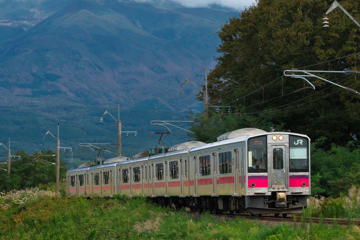 s0811146's tweet photo. とある日の羽越本線

E127系100番台みたいに背景に空が入らない山肌だけにしてみた

べつにE127系100番台に思いを馳せているわけではない🙄

701系こそが至高🫣 https://t.co/Z4FpzzKQHe