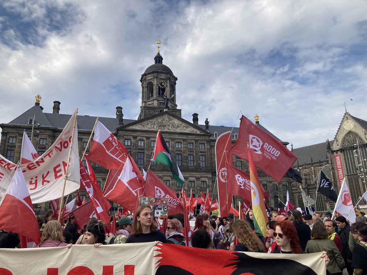hubertsmeets's tweet photo. @SPnl komt er pas op de Dam achter dat ze met wappies tegen oorlogskoorts demonstraren. “Weg bij de wappies”, roept blokhoofd tegen een tiental SP’er die hij vervolgens wegleidt richting ander groepje neo-stalinisten. https://t.co/ssIHBcH0cj