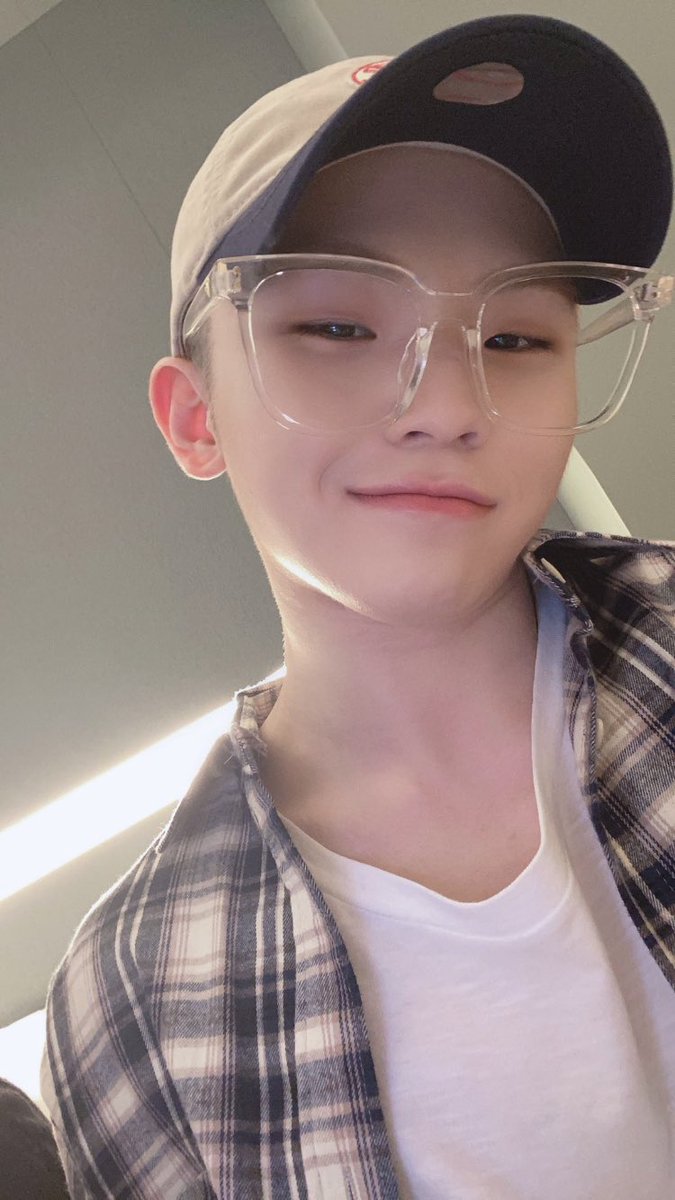 KyeomsBaekery's tweet photo. remember when woozi and dokyeom teamed up to tease minghao over his selca, with dokyeom recreating it with woozi’s help😂 and the funniest part is dokyeom even made the recreation his ig icon for quite a long time😭 https://t.co/cSlDmskRVc