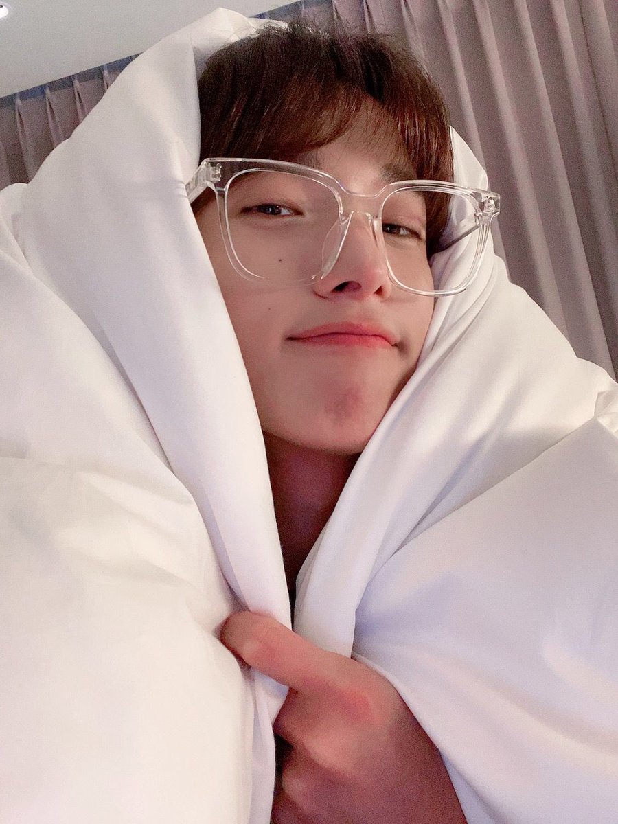 KyeomsBaekery's tweet photo. remember when woozi and dokyeom teamed up to tease minghao over his selca, with dokyeom recreating it with woozi’s help😂 and the funniest part is dokyeom even made the recreation his ig icon for quite a long time😭 https://t.co/cSlDmskRVc