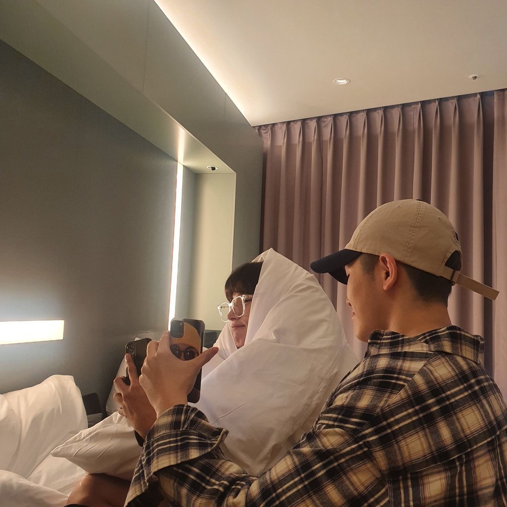KyeomsBaekery's tweet photo. remember when woozi and dokyeom teamed up to tease minghao over his selca, with dokyeom recreating it with woozi’s help😂 and the funniest part is dokyeom even made the recreation his ig icon for quite a long time😭 https://t.co/cSlDmskRVc