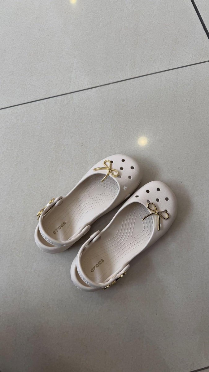 lylyflaw's tweet photo. sumpah baru ngeh crocsnya secakep ini, modelnya cute banget gak nyangka😍 https://t.co/4cbqVy6FW1