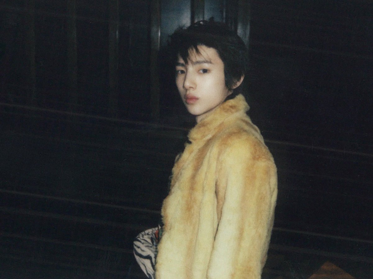 jjucider's tweet photo. Acai MV Behind #JUHOON https://t.co/X3VhBQESaU