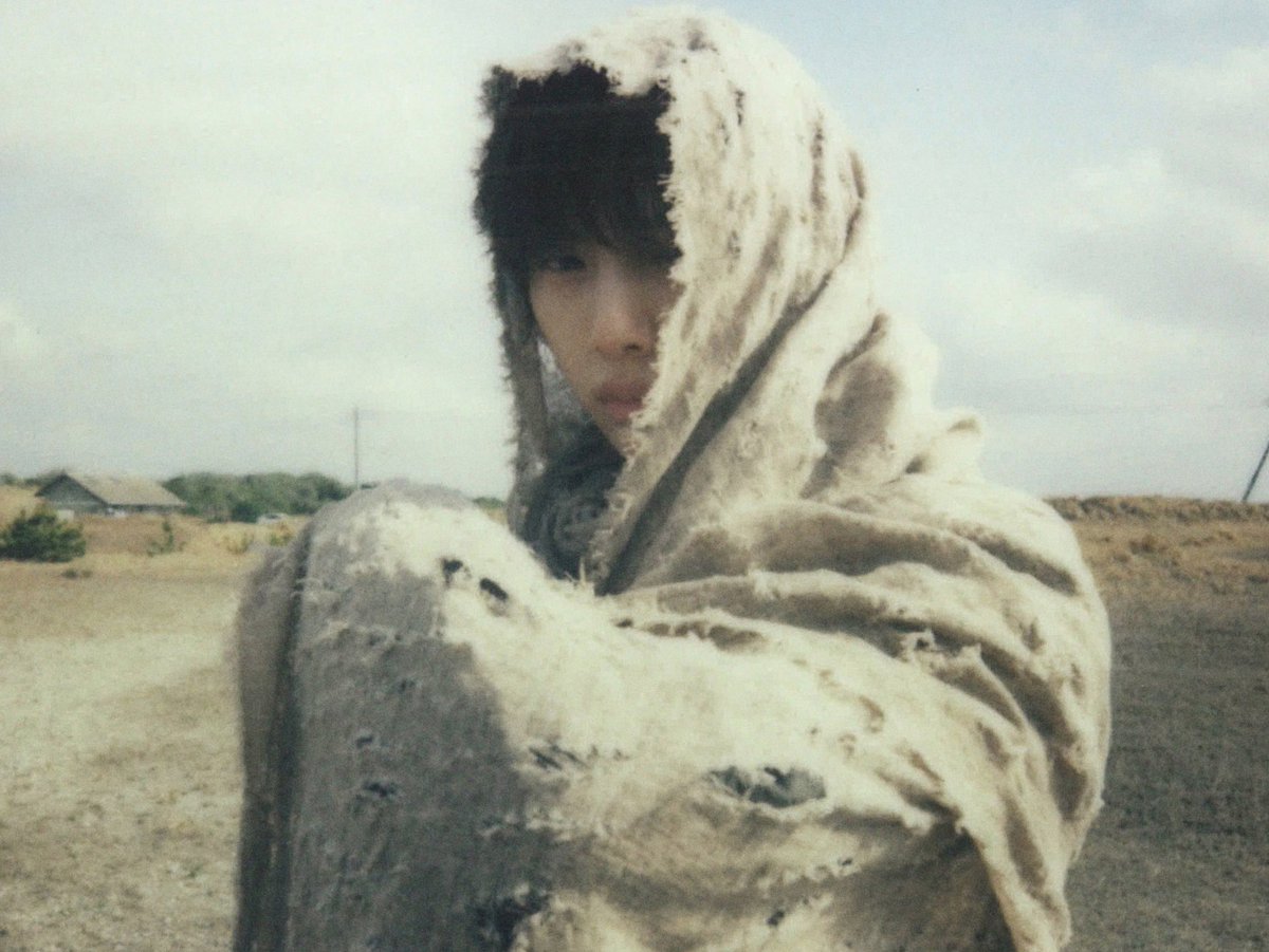jjucider's tweet photo. Acai MV Behind #JUHOON https://t.co/X3VhBQESaU