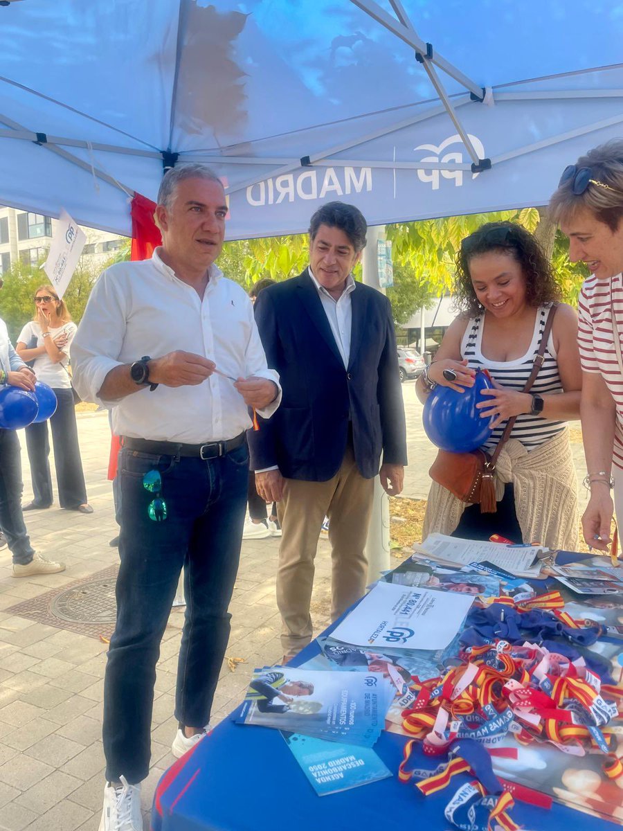 davidperez's tweet photo. Gracias al Vicesecretario de Coordinación Autonómica y Municipal y Análisis Electoral de @ppopular @eliasbendodo por visitar hoy #Hortaleza y nuestro mercado de productores y acompañar a los afiliados del @PPHortaleza @NNGGHortaleza. Gracias a Ivo Villalba y @SorayaSotillo por organizar la visita y a @j_asanchez por acompañarnos @ppmadrid.