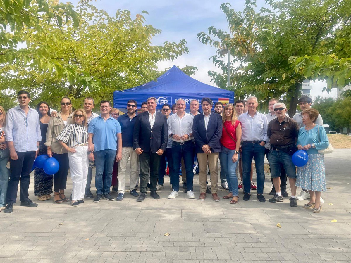 davidperez's tweet photo. Gracias al Vicesecretario de Coordinación Autonómica y Municipal y Análisis Electoral de @ppopular @eliasbendodo por visitar hoy #Hortaleza y nuestro mercado de productores y acompañar a los afiliados del @PPHortaleza @NNGGHortaleza. Gracias a Ivo Villalba y @SorayaSotillo por organizar la visita y a @j_asanchez por acompañarnos @ppmadrid.