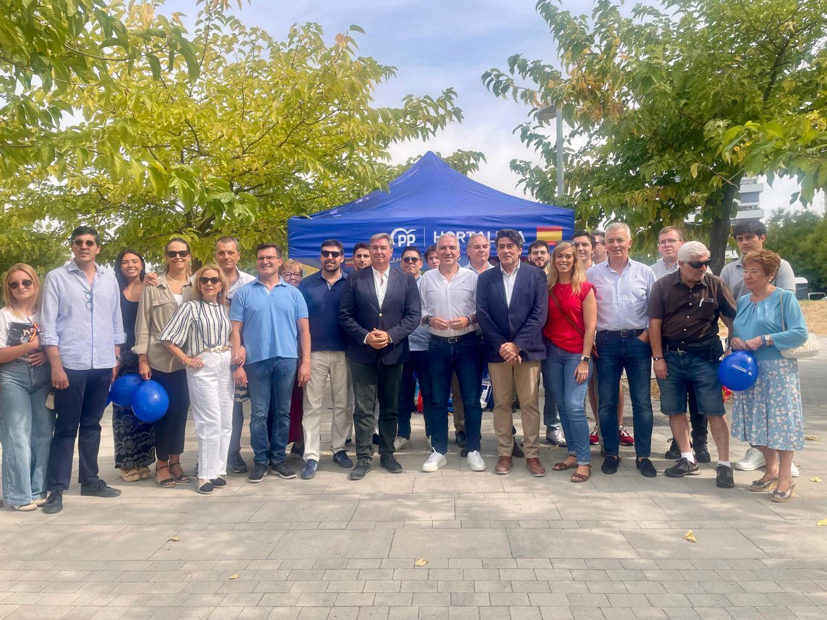 davidperez's tweet photo. Gracias al Vicesecretario de Coordinación Autonómica y Municipal y Análisis Electoral de @ppopular @eliasbendodo por visitar hoy #Hortaleza y nuestro mercado de productores y acompañar a los afiliados del @PPHortaleza @NNGGHortaleza. Gracias a Ivo Villalba y @SorayaSotillo por organizar la visita y a @j_asanchez por acompañarnos @ppmadrid.