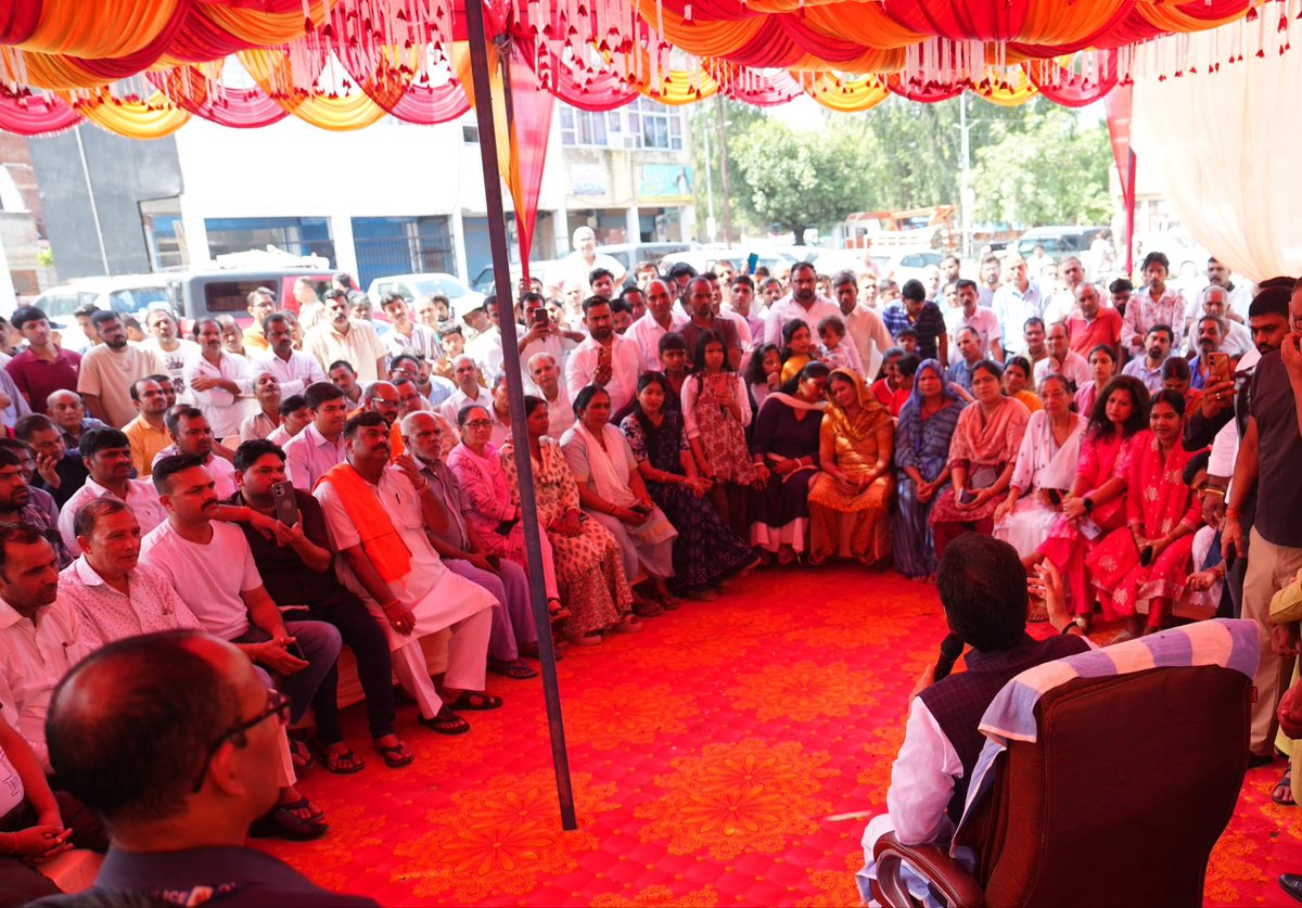 PankajSinghBJP's tweet photo. आज नोएडा के सेक्टर-93 स्थित श्रमिक कुंज में सेक्टर-93 प्रथम, सेक्टर-93 द्वितीय एवं सेक्टर-110 श्रमिक कुंज के लगभग ₹10 करोड़ से अधिक के विकास कार्यों का शिलान्यास किया।

इन कार्यों के तहत जर्जर भवनों की मरम्मत, शौचालयों का नवीनीकरण एवं सड़कों का दुरुस्तीकरण सहित विभिन्न विकास कार्य किए जाएंगे।