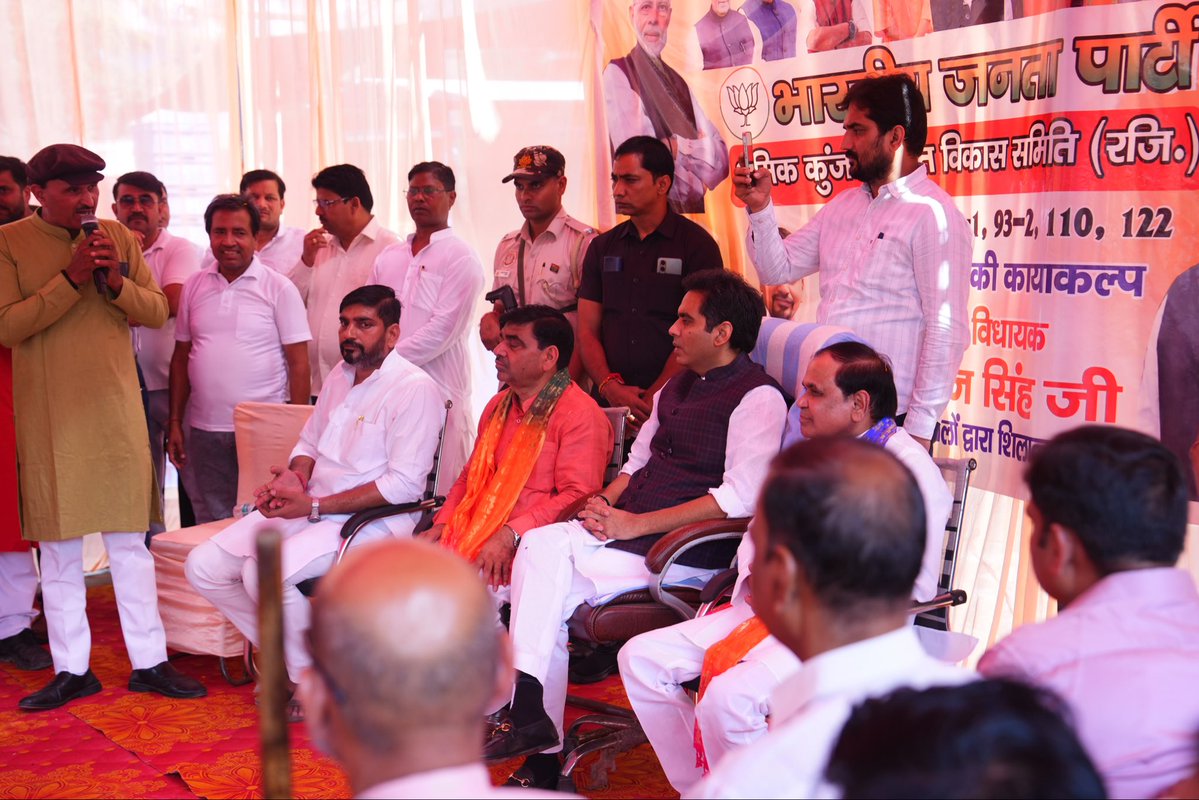 PankajSinghBJP's tweet photo. आज नोएडा के सेक्टर-93 स्थित श्रमिक कुंज में सेक्टर-93 प्रथम, सेक्टर-93 द्वितीय एवं सेक्टर-110 श्रमिक कुंज के लगभग ₹10 करोड़ से अधिक के विकास कार्यों का शिलान्यास किया।

इन कार्यों के तहत जर्जर भवनों की मरम्मत, शौचालयों का नवीनीकरण एवं सड़कों का दुरुस्तीकरण सहित विभिन्न विकास कार्य किए जाएंगे।