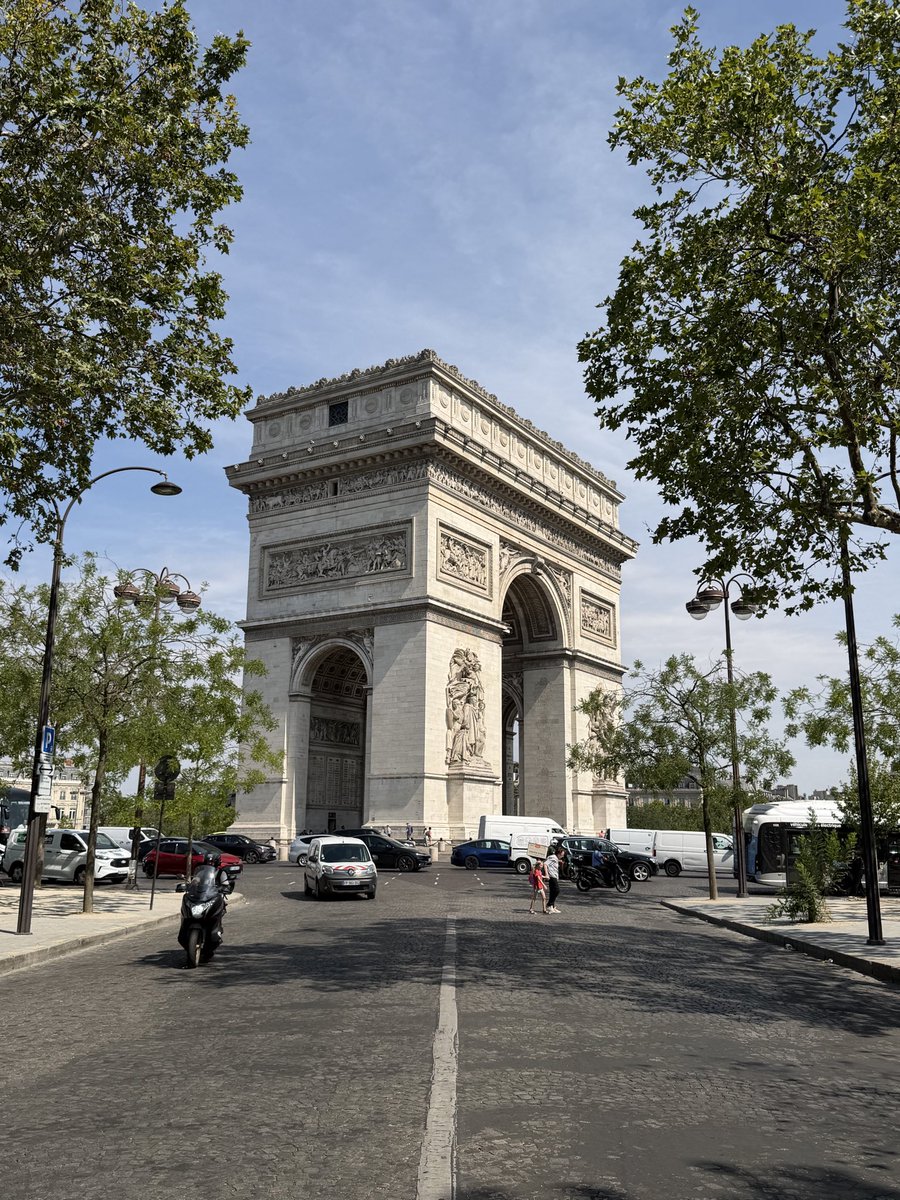 JoeyJeonchui's tweet photo. Paris https://t.co/S4vyJITOWO